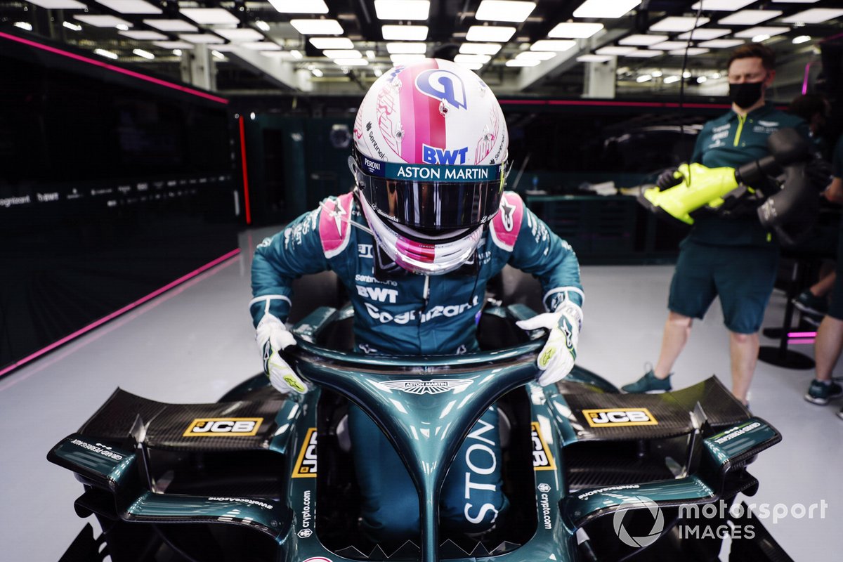 Sebastian Vettel, Aston Martin AMR21, monte dans sa monoplace