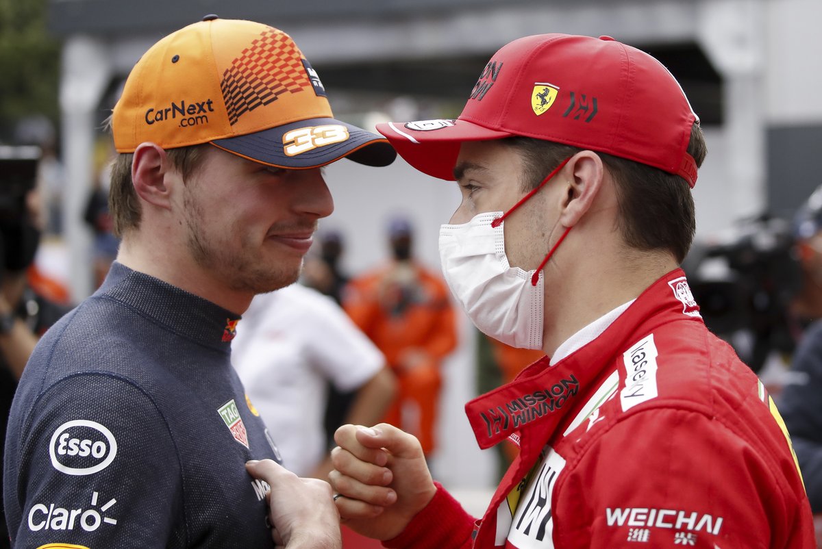 Max Verstappen, Red Bull Racing, beriselamat kepada Charles Leclerc, Ferrari, usai mengamankan pole position GP Monako