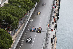 Felipe Massa, Williams FW38 voor Pascal Wehrlein, Manor Racing MRT05 en Max Verstappen, Red Bull Rac