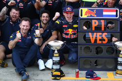 Max Verstappen, Red Bull Racing, Daniel Ricciardo, Red Bull Racing en teambaas Christian Horner vier