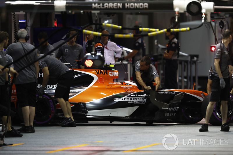 Stoffel Vandoorne, McLaren MCL32, is returned to the McLaren garage