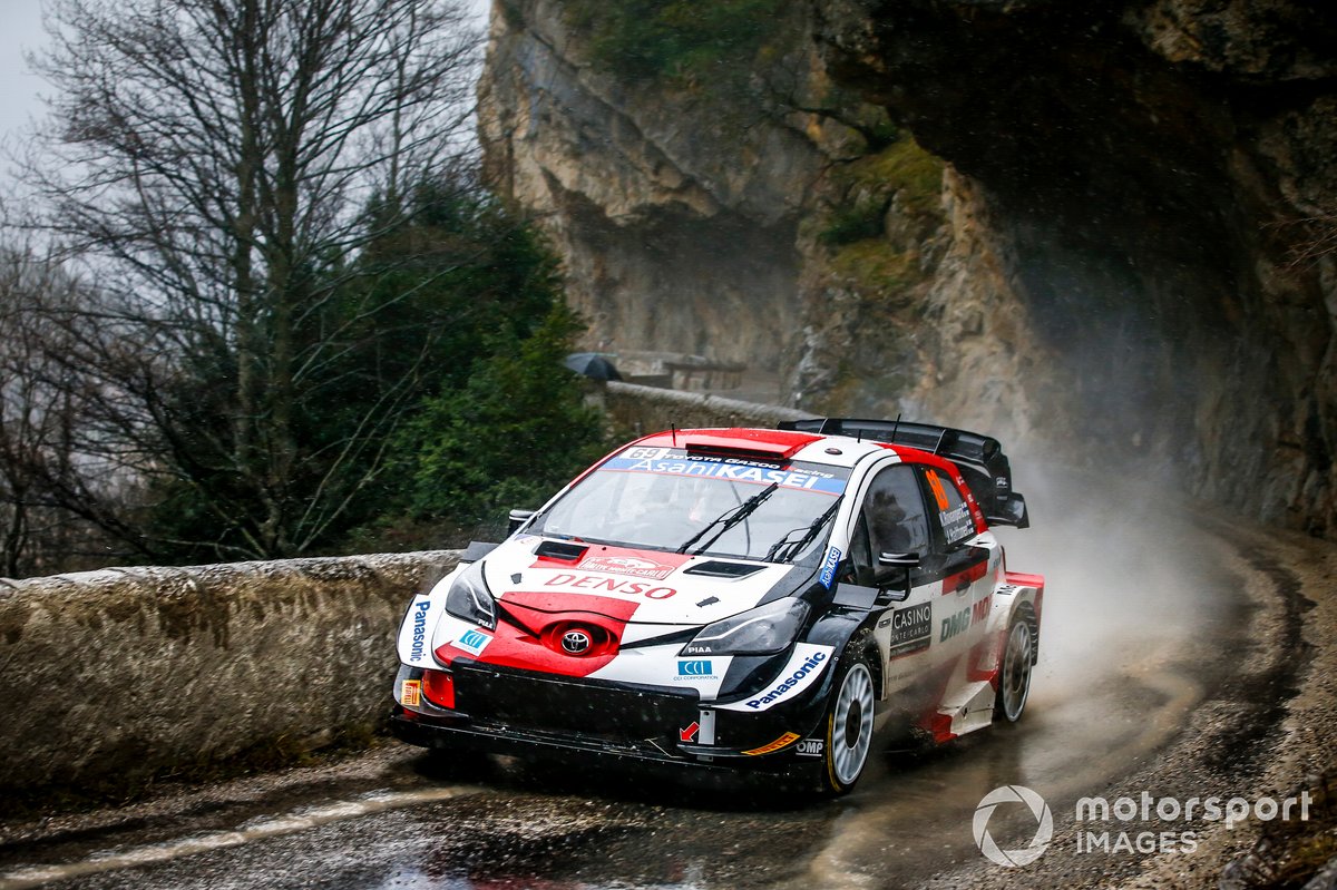 Pereli Toyota Gazoo Racing WRT, Kalle Rovanpera, dan navigatornya, Jonne Halttunen, saat tampil dalam Reli Monte Carlo 2021 dengan mobil Yaris WRC.