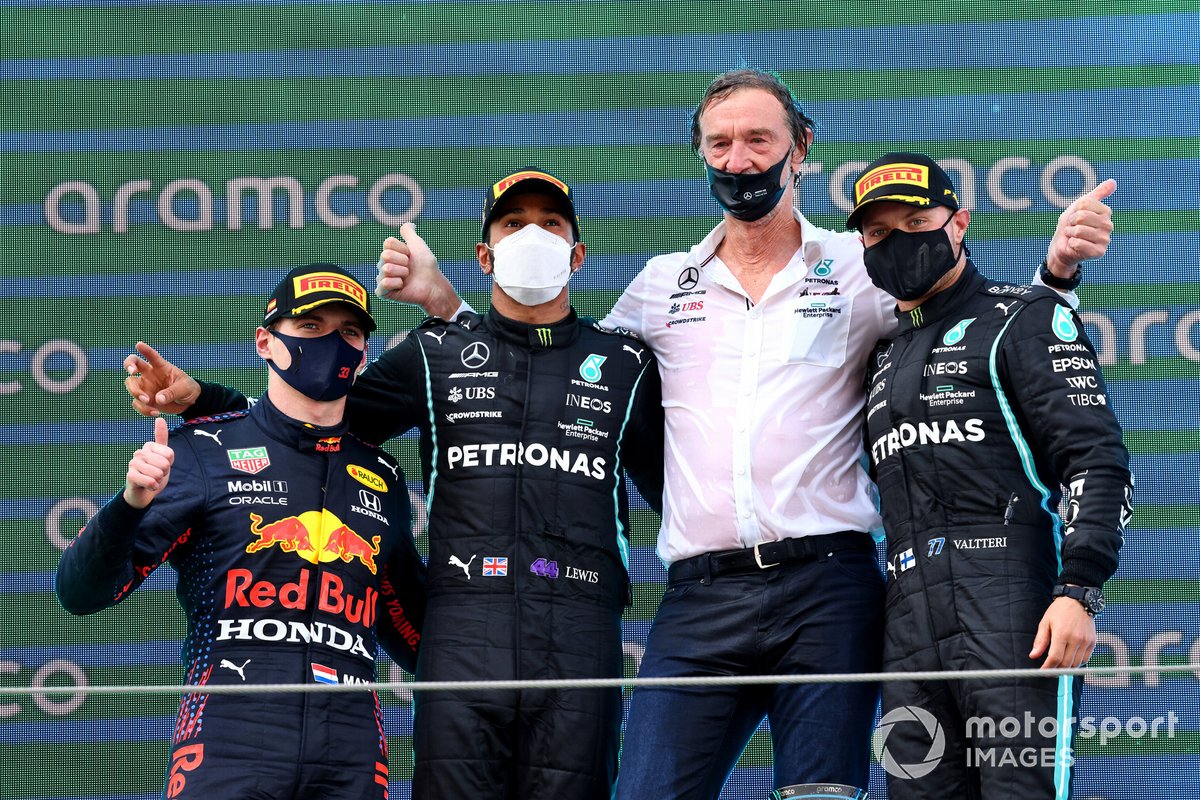 Max Verstappen, Red Bull Racing, 2ᵉ, Lewis Hamilton, Mercedes, vainqueur, le délégué Mercedes et Valtteri Bottas, Mercedes, 3ᵉ, sur le podium