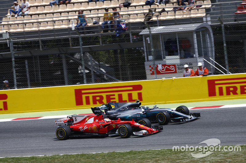 Sebastian Vettel, Ferrari SF70H, battles, Valtteri Bottas, Mercedes AMG F1 W08