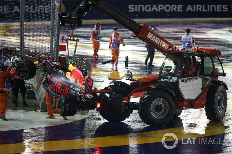 The car of Max Verstappen, Red Bull Racing RB13 is recovered by Marshals after crashing out at the start of the race