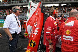 Jo Bauer, FIA Teknik Delegesi, Ferrari mekanikerleri ve Kimi Raikkonen, Ferrari SF70H