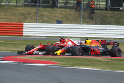 Max Verstappen, Red Bull Racing RB13, Sebastian Vettel, Ferrari SF70H