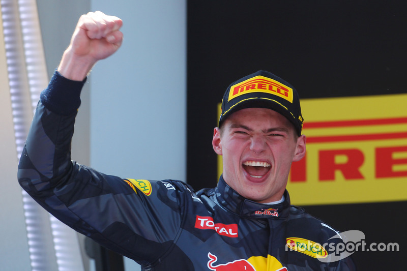 Il vincitore Max Verstappen, Red Bull Racing festeggia sul podio