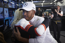 Кристина Агилера в гараже Mercedes и гонщик Льюис Хэмилтон