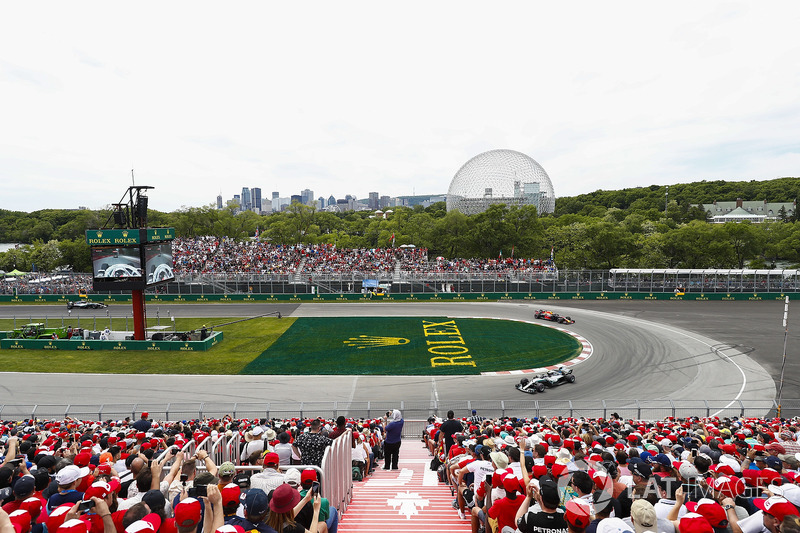 Valtteri Bottas, Mercedes AMG F1 W09, precede Max Verstappen, Red Bull Racing RB14