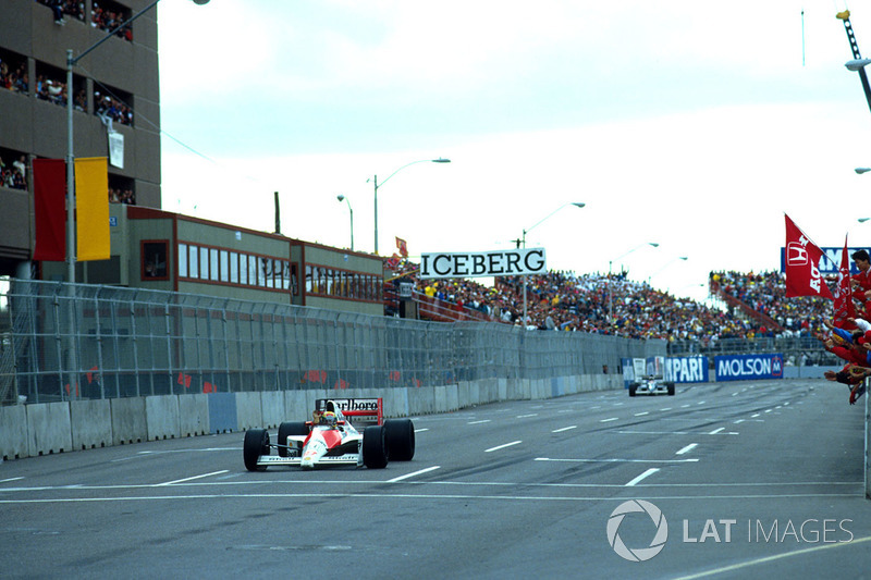 Айртон Сенна (Mclaren) виграє гонку, Жан Алезі (Tyrrell) фінішує другим