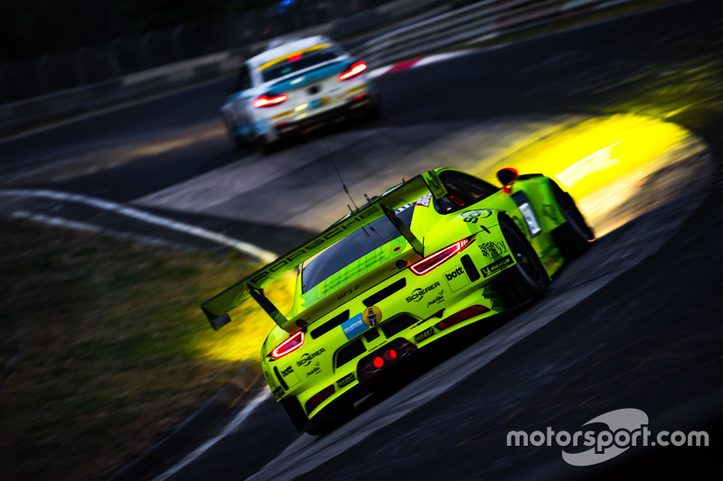 9. Las luces juegan un papel importante en esta foto del Manthey Racing Porsche 911 GT3 de Kevin Estre, Romain Dumas, Laurens Vanthoor y Earl Bamber