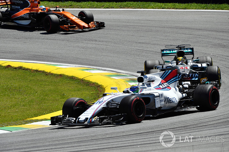 Lewis Hamilton, Mercedes-Benz F1 W08 con Felipe Massa, Williams FW40