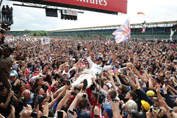 Переможець Льюіс Хемілтон, Mercedes AMG F1 святкує з фанатами
