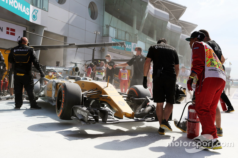 La vettura bruciata di Kevin Magnussen, Renault Sport F1 Team RS16