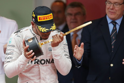 Il vincitore della gara Lewis Hamilton, Mercedes AMG F1, festeggia sul podio
