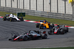 Ромен Грожан, Haas F1 Team VF-18 Ferrari, попереду суперників