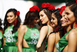 Chicas en el paddock
