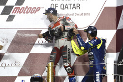 Переможець гонки Андреа Довіціозо, Ducati Team, третє місце Валентино Россі, Yamaha Factory Racing
