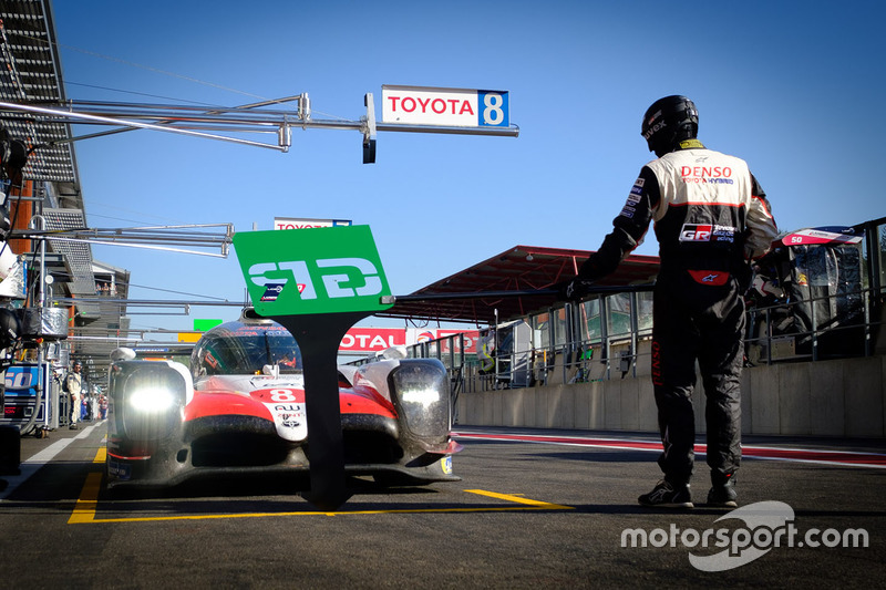 №8 Toyota Gazoo Racing Toyota TS050 Hybrid: Фернандо Алонсо на пит-лейне