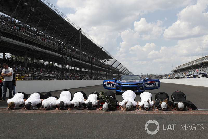 Il Team Penske Chevrolet bacia i mattoni