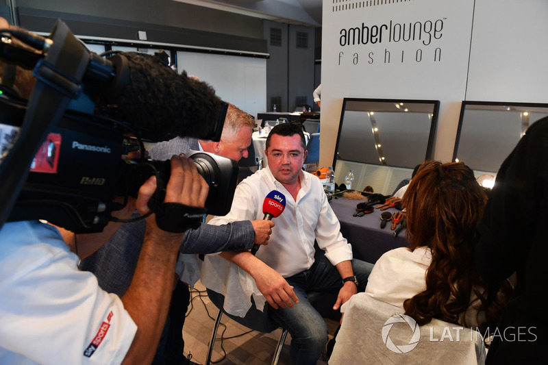 Гоночний директор McLaren Ерік Бульє, Джонні Херберт, Sky TV