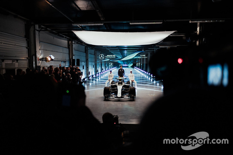 Valtteri Bottas, Mercedes AMG F1, Lewis Hamilton, Mercedes AMG F1, Toto Wolff, Direttore Esecutivo Mercedes AMG F1