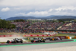 Kevin Magnussen, Haas F1 Team VF-18, Romain Grosjean, Haas F1 Team VF-18, Carlos Sainz Jr., Renault Sport F1 Team R.S. 18, Fernando Alonso, McLaren MCL33, the remainder of the field at the start