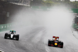 (L naar R): Nico Rosberg, Mercedes AMG F1 W07 Hybrid en Max Verstappen, Red Bull Racing RB12 vechten