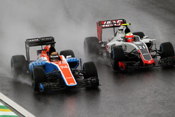 (Зліва направо): Паскаль Верляйнn, Manor Racing MRT05 та Естебан Гутьєррес, Haas F1 Team VF-16 борот