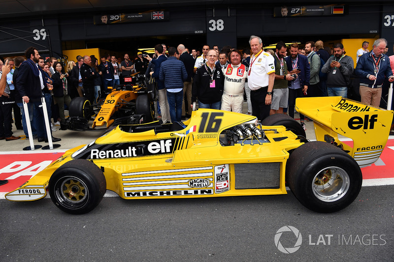Jerome Stoll, Director of Renault Sport F1 and René Arnoux, Renault RS01
