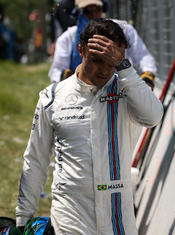 Se retira Felipe Massa Williams y camina después tras estrellarse y quedar fuera de la carrera
