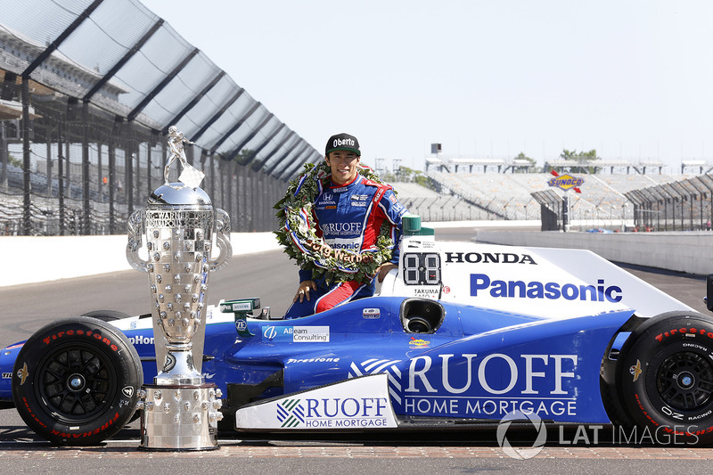 Diesmal fährt Alonso in den Farben, in denen Takuma Sato 2017 in Indy siegte