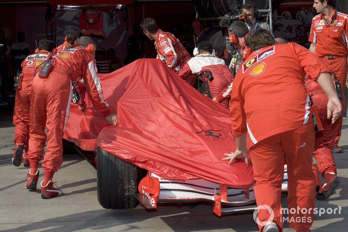 Michael Schumacher, Ferrari F2005 after the crash on the way to the grid