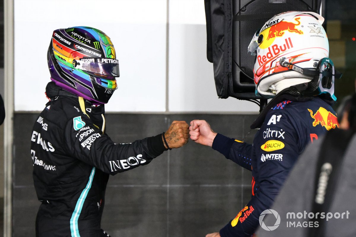 Lewis en Hamilton en Max Verstappen geven elkaar een boks.