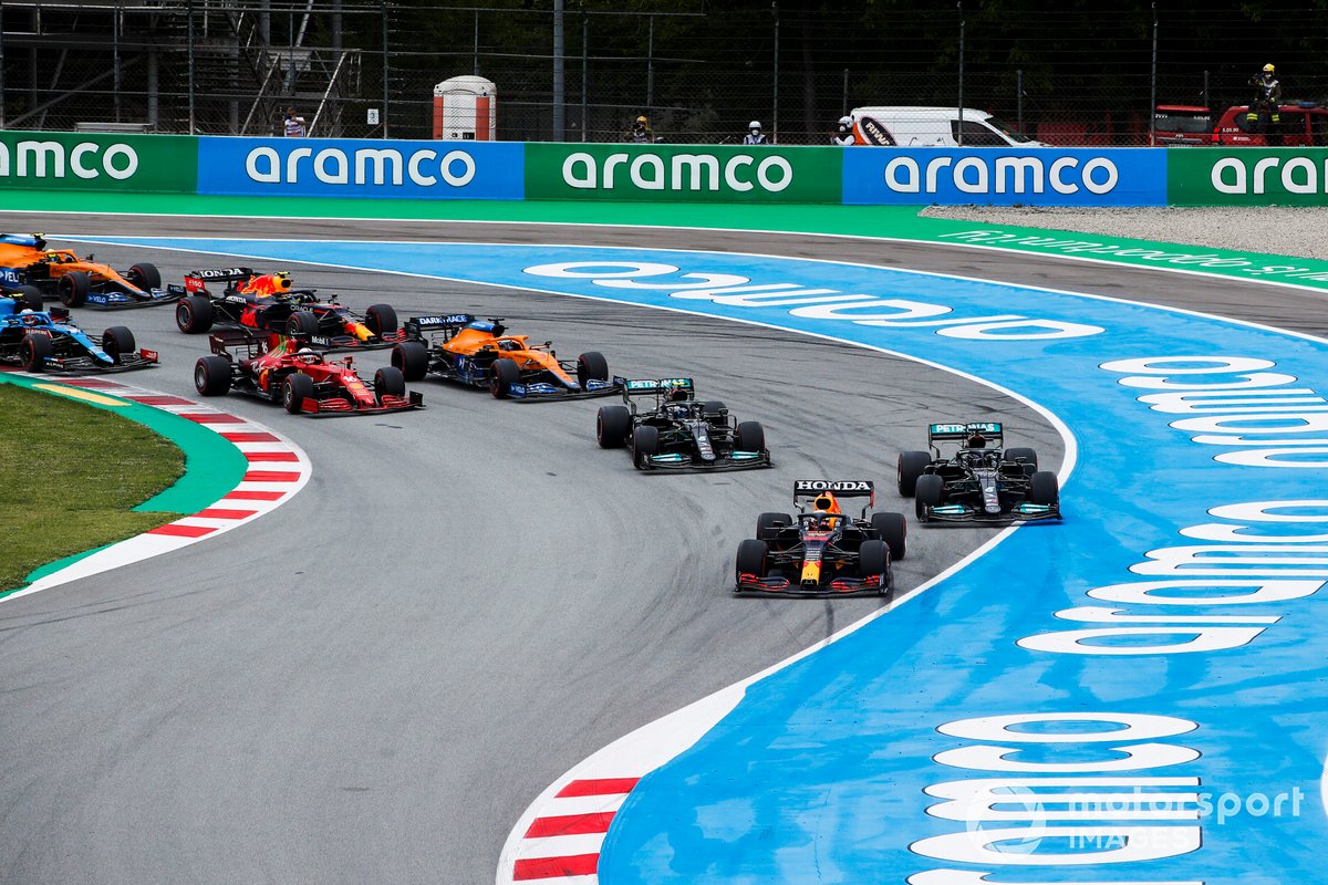 Max Verstappen, Red Bull Racing RB16B, Lewis Hamilton, Mercedes W12, Valtteri Bottas, Mercedes W12, Daniel Ricciardo, McLaren MCL35M, Charles Leclerc, Ferrari SF21, dan pembalap lain di awal lomba GP Spanyol.