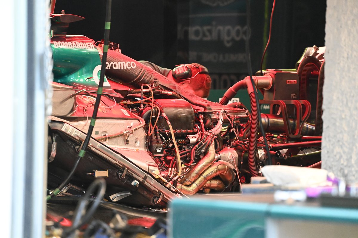 Mesin Aston Martin AMR22