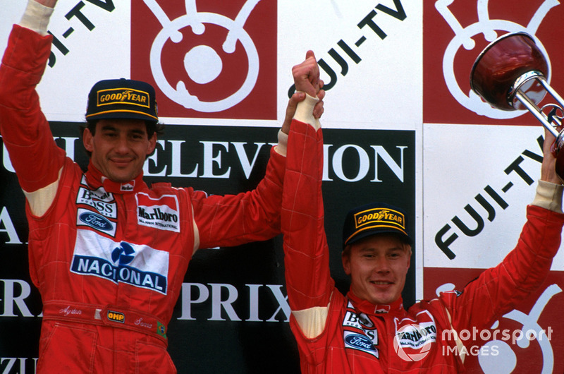 Подиум Гран При Японии 1993 года: победитель гонки Айртон Сенна, McLaren, третье место – Мика Хаккинен, McLaren