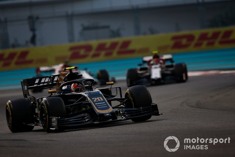 Kevin Magnussen, Haas F1 Team VF-19, leads Antonio Giovinazzi, Alfa Romeo Racing C38