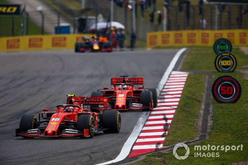 Шарль Леклер, Ferrari SF90, позаду Себастьян Феттель, Ferrari SF90, та Макс Ферстаппен, Red Bull Racing RB15