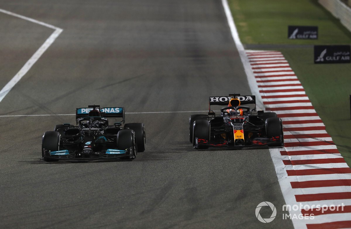 Pembalap Red Bull Racing, Max Verstappen, dengan mobil RB16B yang didukung power unit Honda RA621H, mampu membuat Lewis Hamilton (Mercedes) bekerja keras sepanjang balapan F1 GP Bahrain 2021.