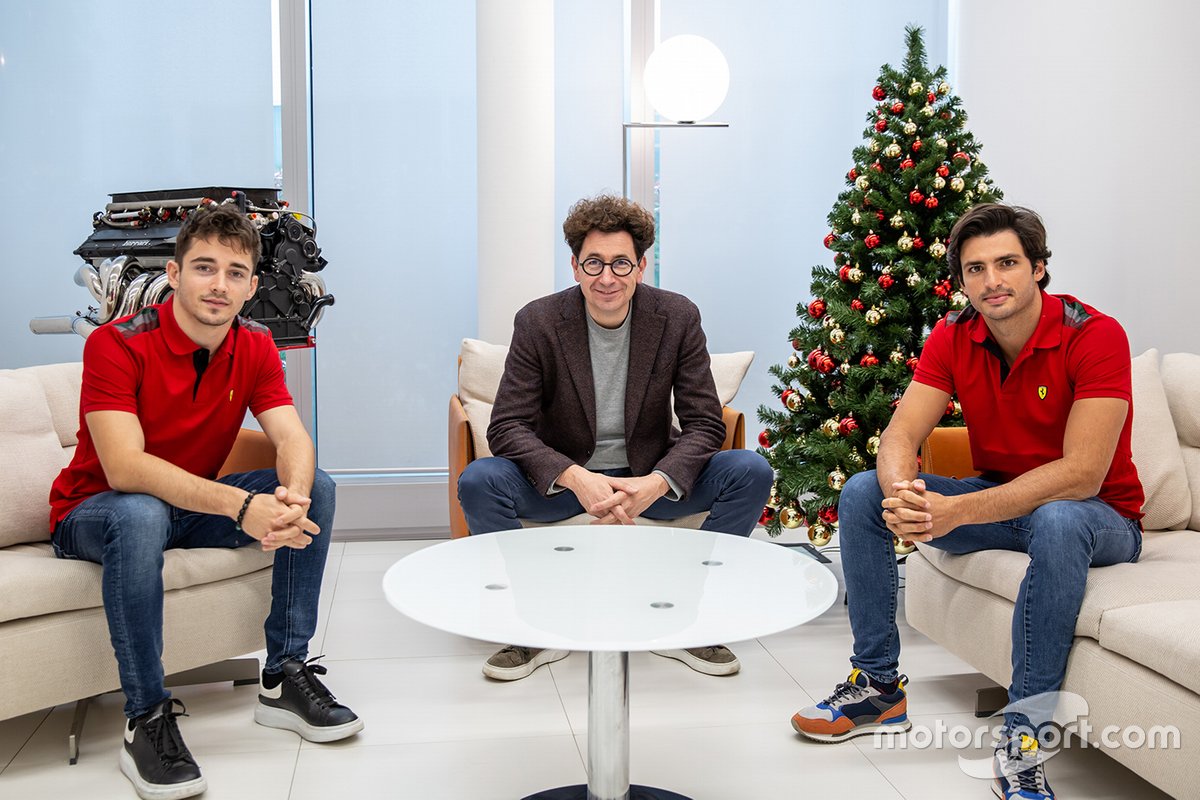 Pembalap anyar Ferrari, Carlos Sainz Jr. (kanan) bersama rekan setimnya, Charles Leclerc, dan prinsipal Mattia Binotto.