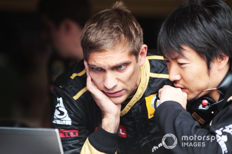 Виталий Петров и гоночный инженер Айао Комацу, Lotus Renault GP