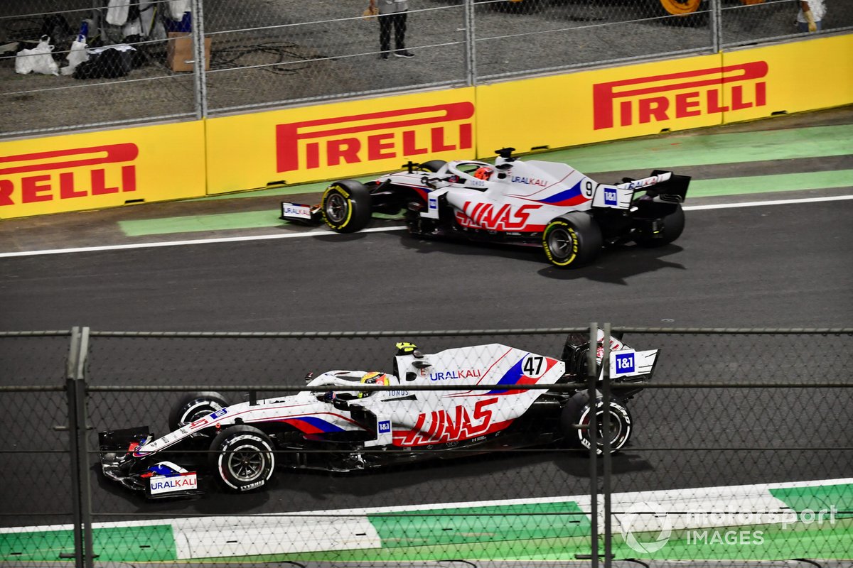 Мик Шумахер, Haas VF-21, проезжает мимо Никиты Мазепина, Haas VF-21, которого развернуло