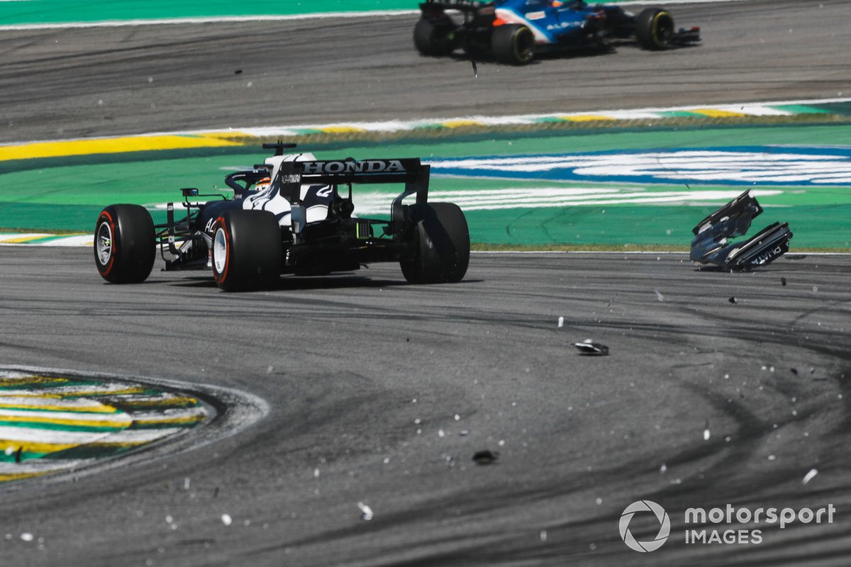Serpihan karbon Yuki Tsunoda, AlphaTauri AT02, setelah kontak dengan Lance Stroll, Aston Martin AMR21