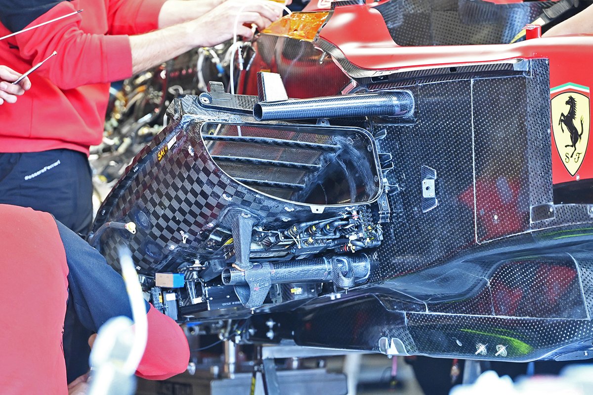 На Ferrari F1-75 нижний элемент боковой защиты используется для крепежа других деталей – это экономит вес