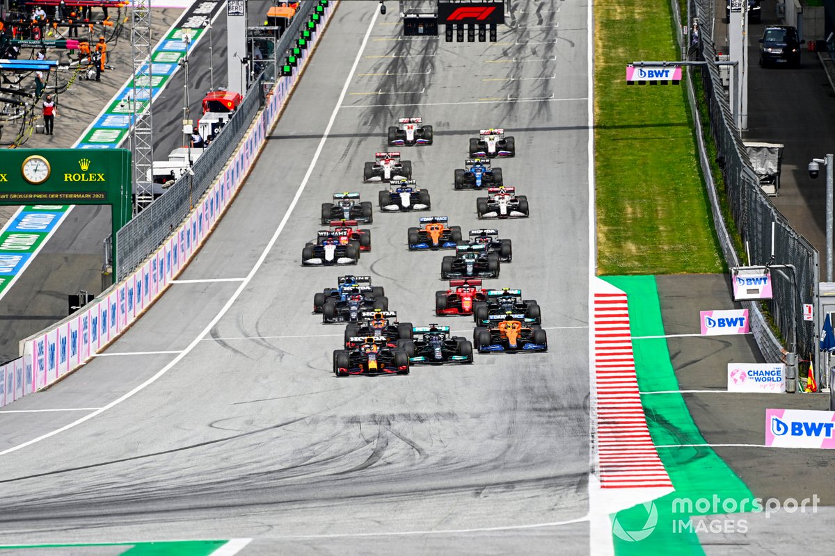 Max Verstappen, Red Bull Racing RB16B, Lewis Hamilton, Mercedes W12, Lando Norris, McLaren MCL35M, Sergio Perez, Red Bull Racing RB16B, Valtteri Bottas, Mercedes W12, dan para pembalap saat start F1 GP Styria 2021.