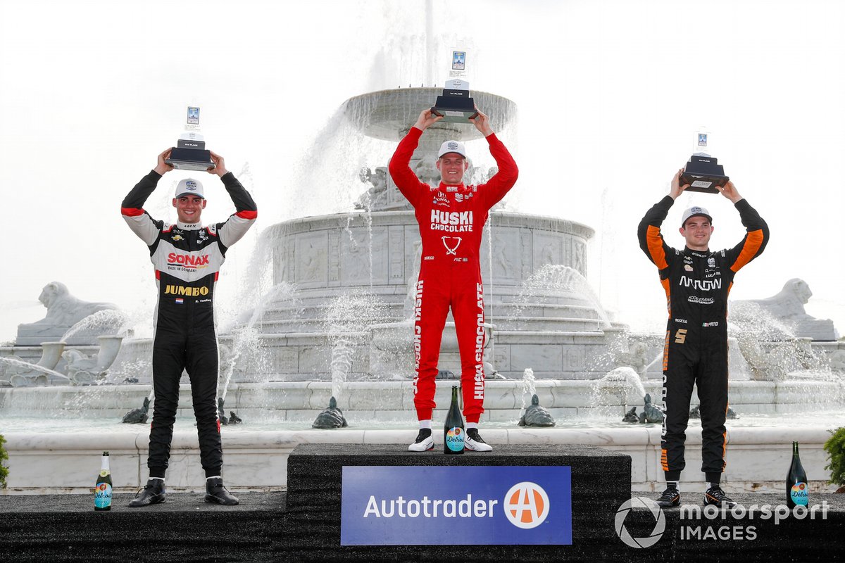 Ринус Викей, Ed Carpenter Racing Chevrolet, победитель гонки Маркус Эрикссон, Chip Ganassi Racing Honda, Патрисио О'Уорд, Arrow McLaren SP Chevrolet, на подиуме