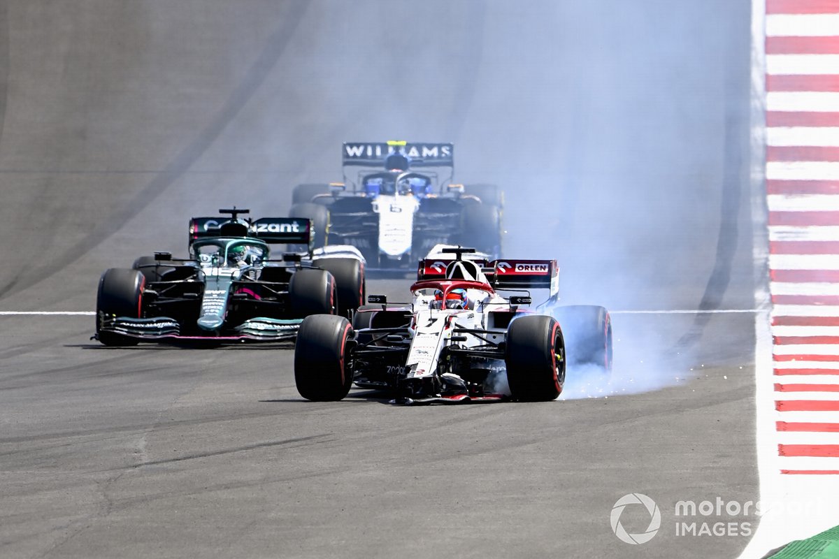 Кими Райкконен, Alfa Romeo Racing C41, с поврежденным передним антикрылом