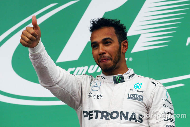 Переможець гонки Льюїс Хемілтон, Mercedes AMG F1 святкує на подіумі